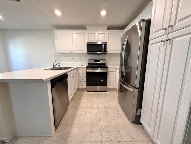 Foto del edificio - Modern Three Bedroom Townhouse in gated community of El Paseo $2,995.