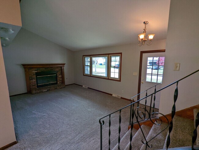 Building Photo - Wellington 4 Bedroom Split Level with Atta...