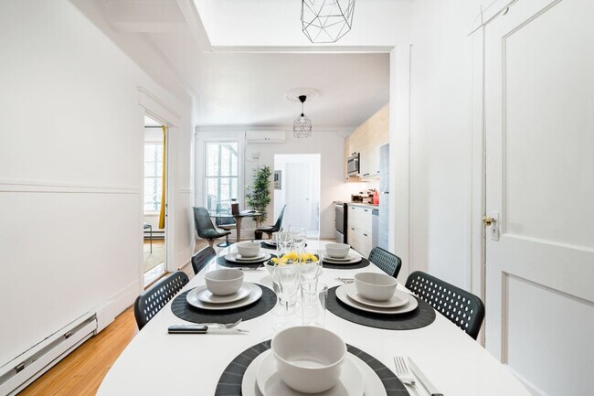 Building Photo - 2392 Rue Frontenac