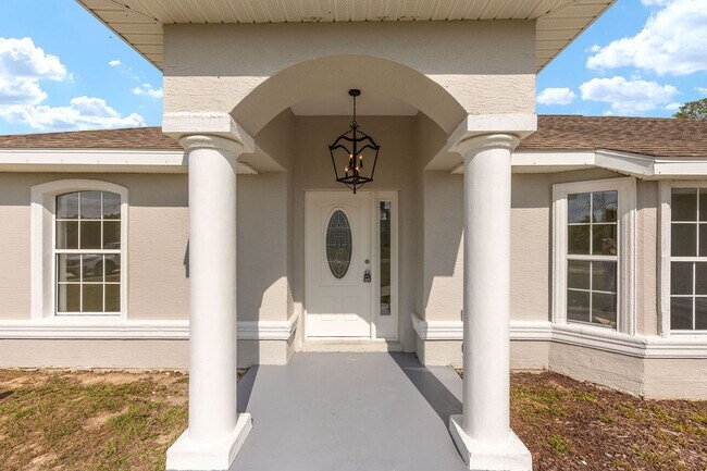 Foto del edificio - Spacious 3-Bedroom Home on an Oversized Lot in Marion Oaks – Modern Comfort with Room to Relax!
