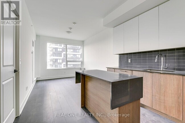 Photo du bâtiment - 2489 Taunton Rd