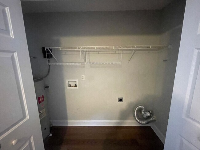 Building Photo - Available Now! Desirable 2 bed 2 bath dupl...