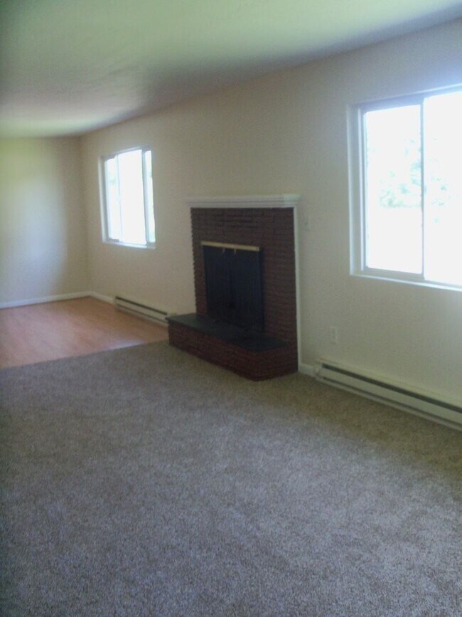 Building Photo - 3 Bedroom 1.5 Bathroom Apartment With Garage