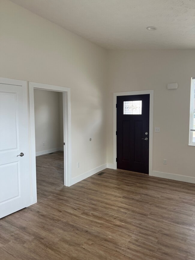 Building Photo - 601 Courtyard Ln