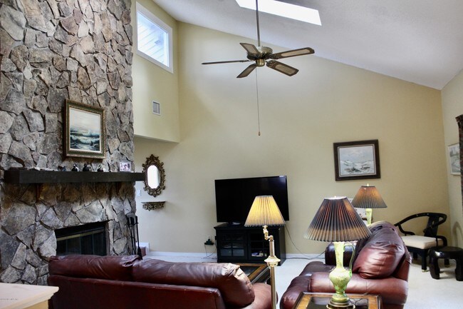 Building Photo - 3080 Cypress Creek Dr N