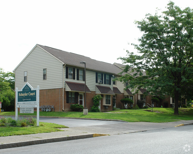 Building Photo - Schuyler Court