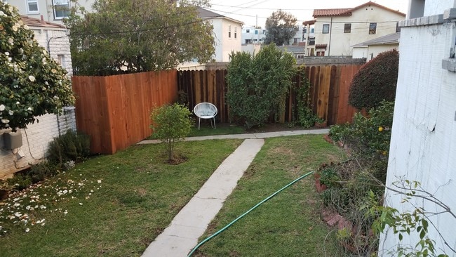Private yard - 2029 Oak St