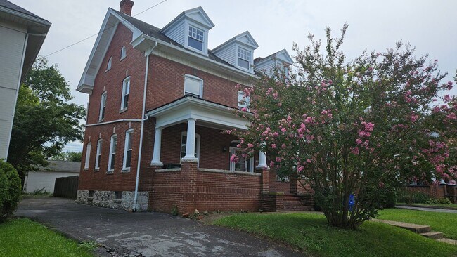Building Photo - 738 Summit Ave
