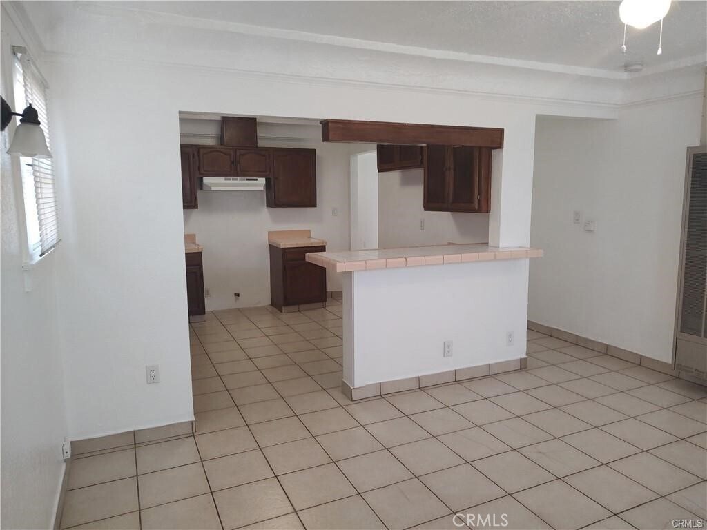 Building Photo - 1305 W 56th St