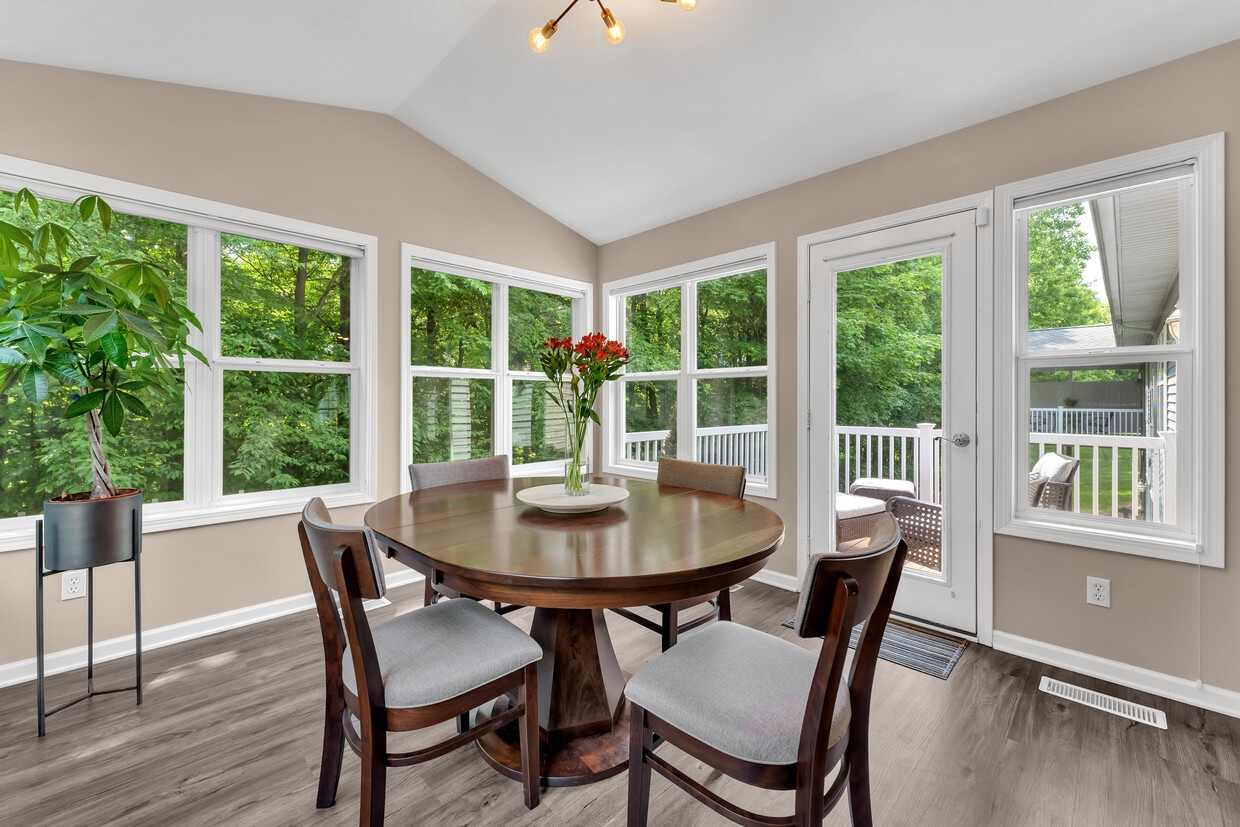 Primary Photo - 6690 Green Valley Ct SE