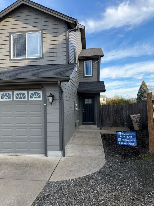 Building Photo - Newer 3 bedrooms 2.5 bathroom townhouse! MOVE IN SPECIAL!
