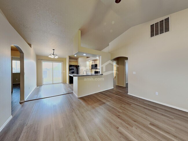 Foto del edificio - 684 E Full Moon St