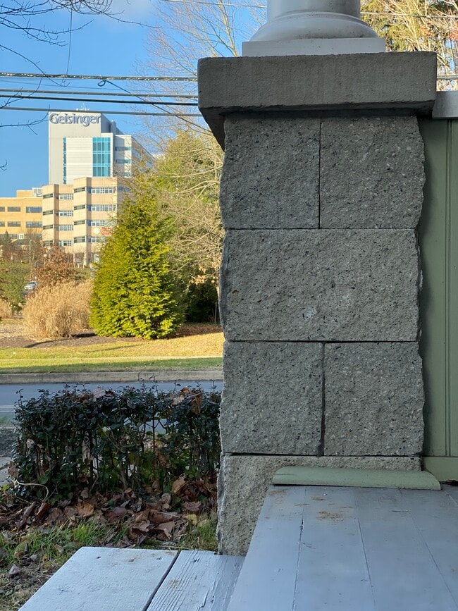 Building Photo - 740 Bloom Rd