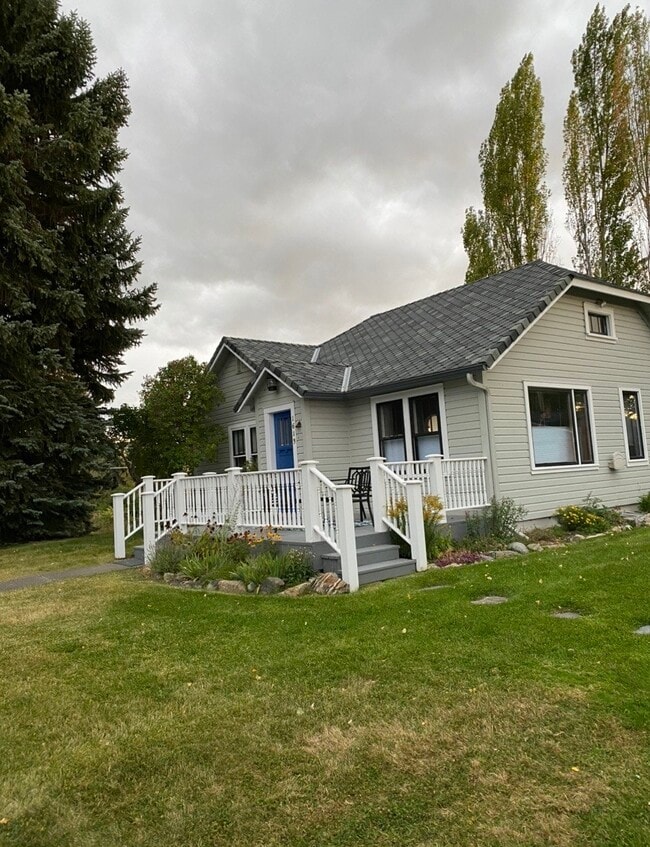 Building Photo - 1613 Hillcrest Dr