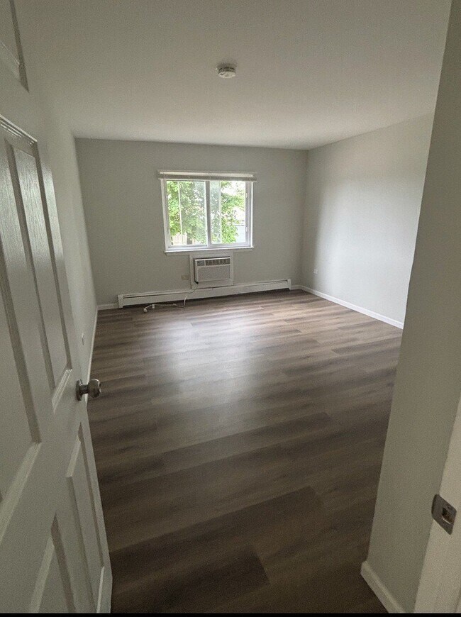 Foto del edificio - 555 Deepwoods Dr