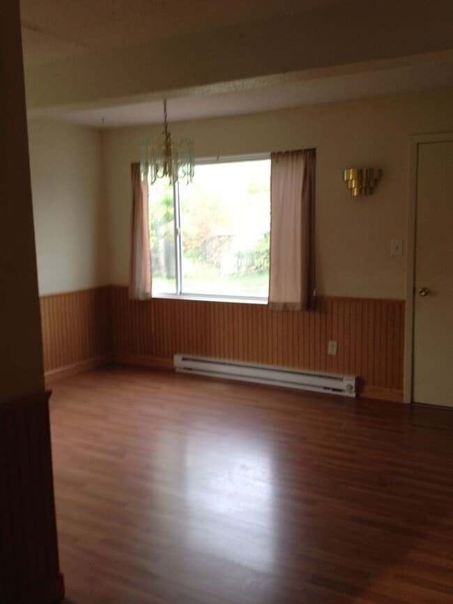 Building Photo - 4 Bed 2 Bath- 2 Story Single Family Home