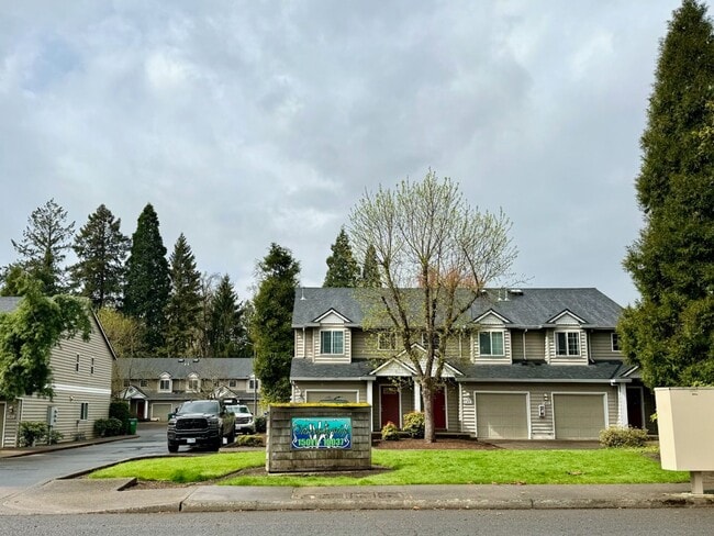 Building Photo - Large 2 Bedroom. 1.5 Bath Townhouse with G...