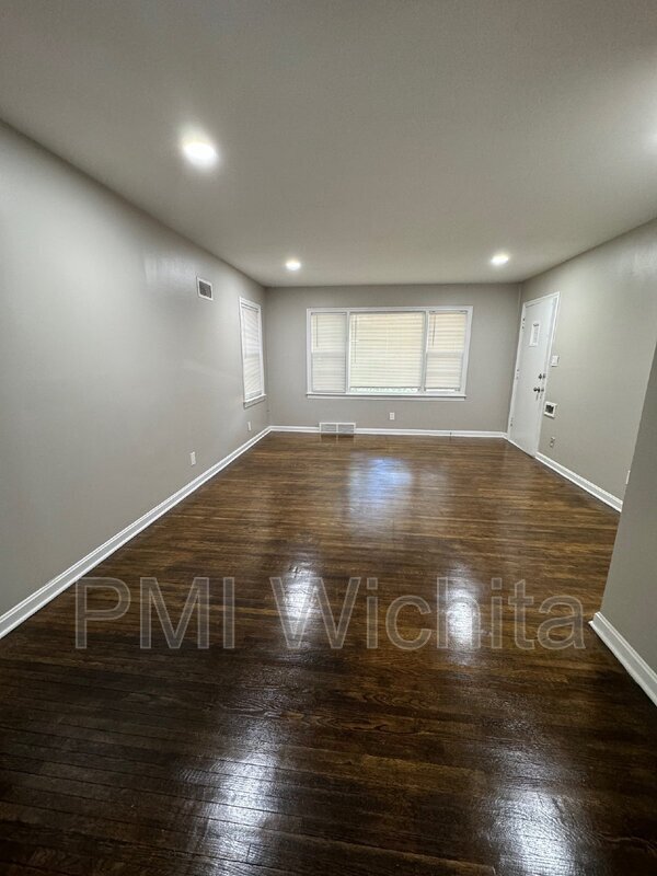 Foto del edificio - 6141 E Boston St