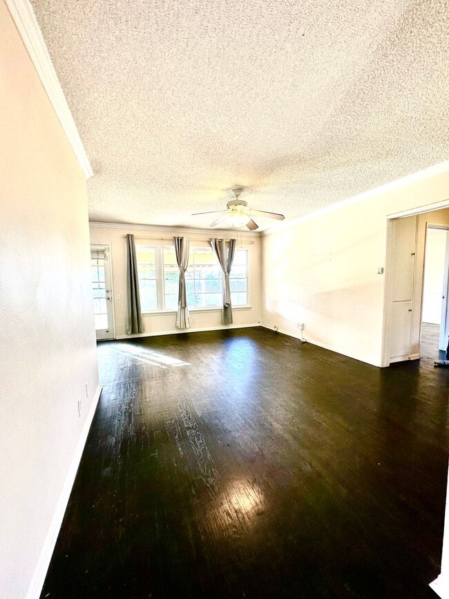 Building Photo - 3 Bedroom and 1 Bathroom SFH with spacious...