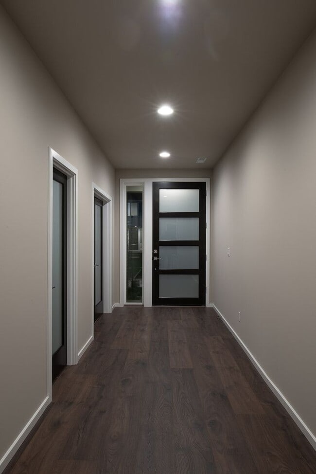 Building Photo - Immaculate 5 Bed 4.5 Bath Newer Constructi...
