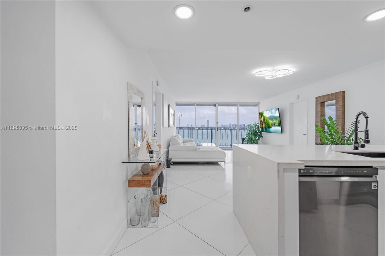 Foto principal - 7601 E Treasure Dr