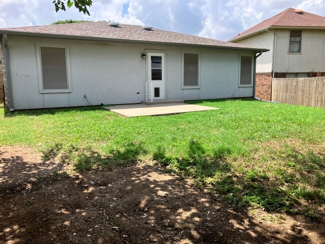 Yard fully fenced - 2083 Rodeo Ct