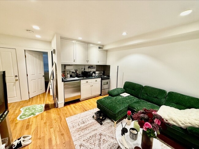 Building Photo - 11 Thacher Ct