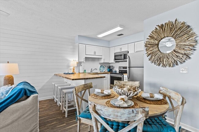 Foto del edificio - 17670 Front Beach Rd