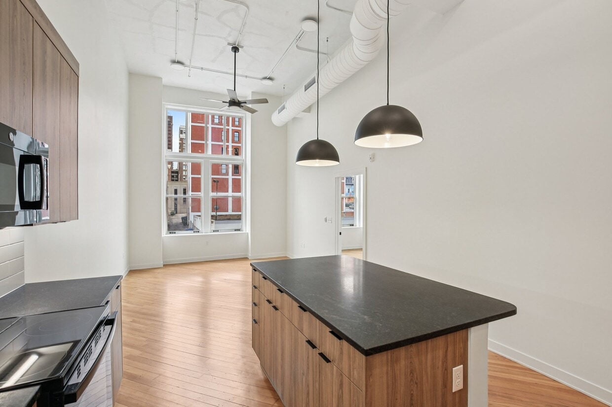 Primary Photo - 110 W 9th St