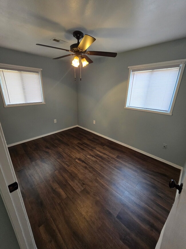 Building Photo - 1702 Wakefield Dr NE