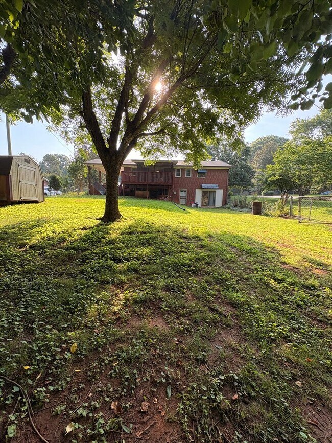 Foto del edificio - Charming 4-Bedroom Home with Basement and ...