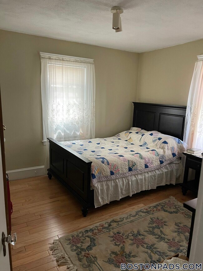 Building Photo - 10 Fessenden Rd