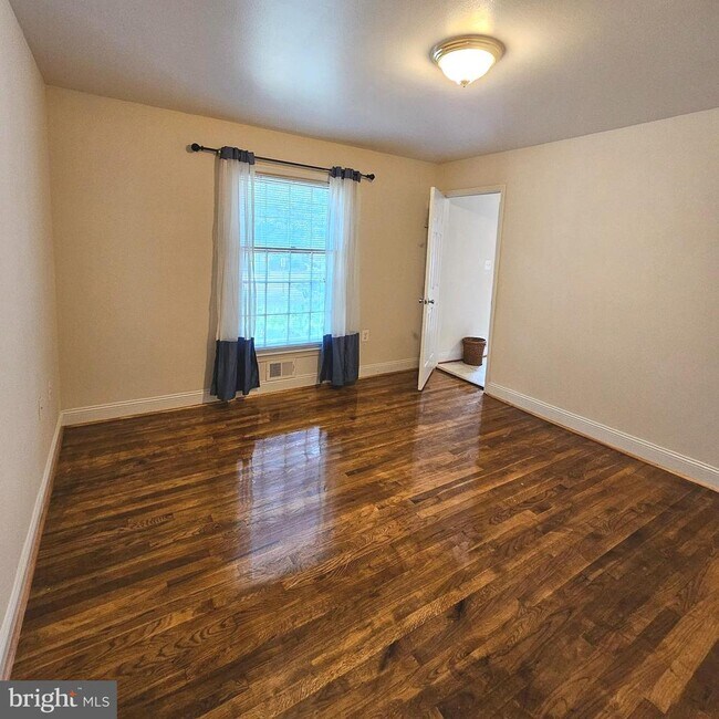 Building Photo - 8251 Carrleigh Pkwy