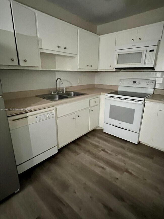 Building Photo - 400 Kings Point Dr