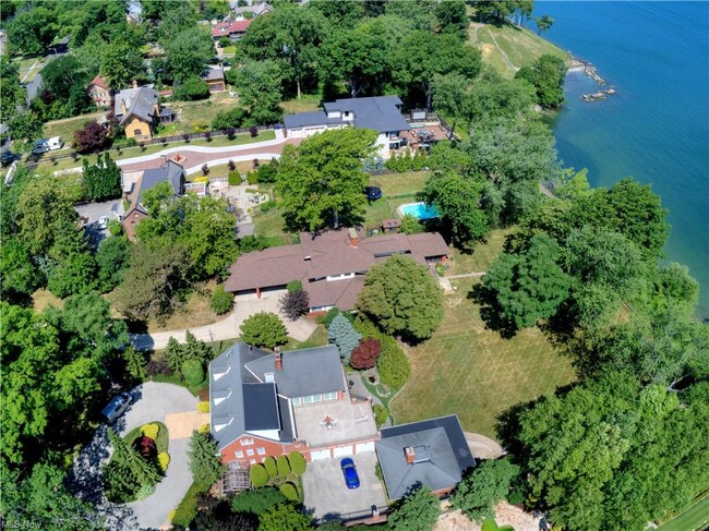 Building Photo - 11200 Edgewater Dr