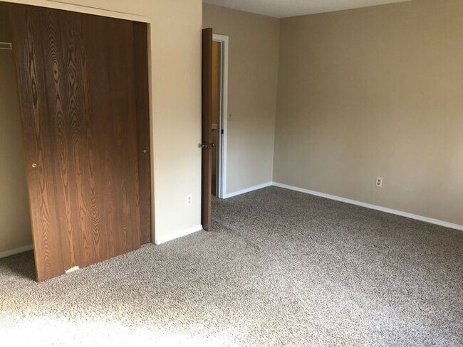 Foto del edificio - Two bedroom condo near Glenbrook Mall!