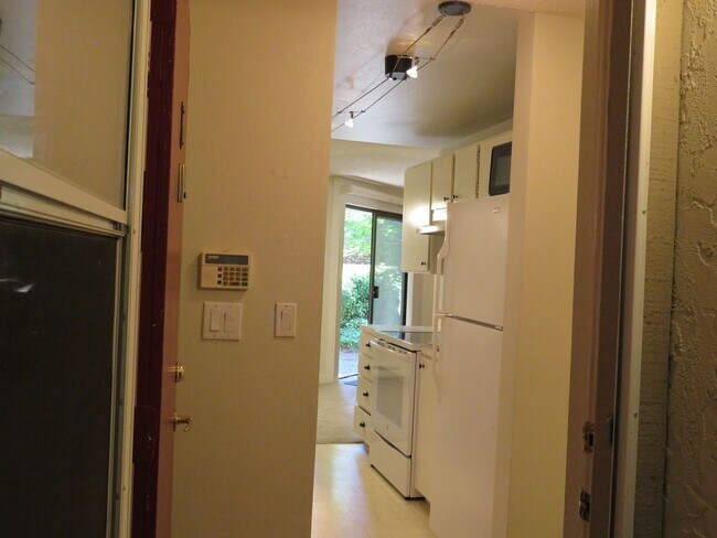 Foto del edificio - Totem Lake Cute 1bed/1bath ground floor Condo! $1695.00