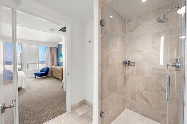 Building Photo - 4343 Collins Ave