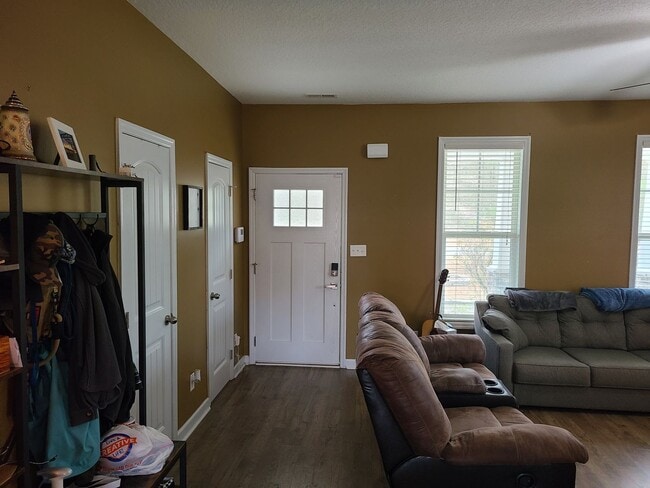 Building Photo - 4 Bed, 2.5 Bath located in The Village in Folkstone Community - Holly Ridge
