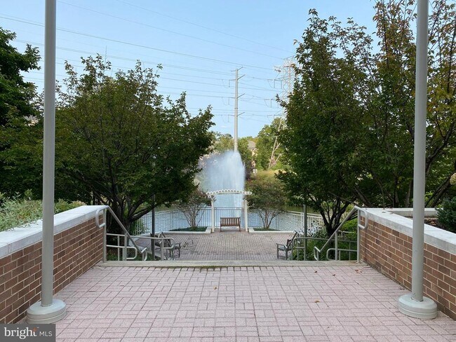 Foto del edificio - 11800 Sunset Hills Rd