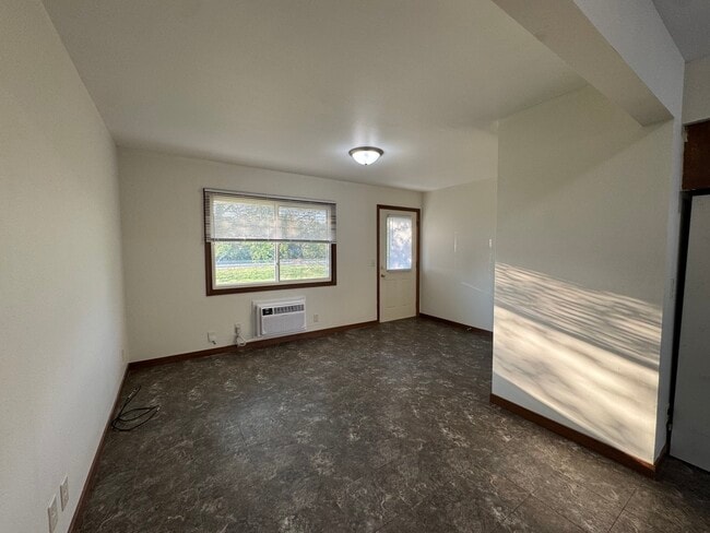 Building Photo - 520 Roland St