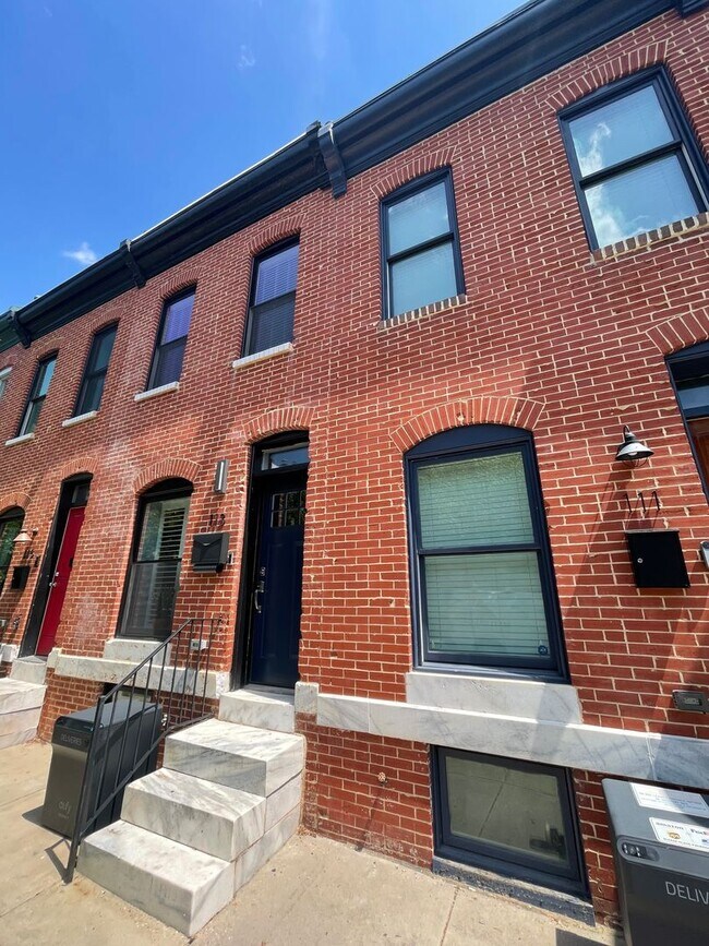Foto del edificio - Recently Renovated 3 Bed / 3.5 Bath Luxury Home Near Patterson Park with Parking!