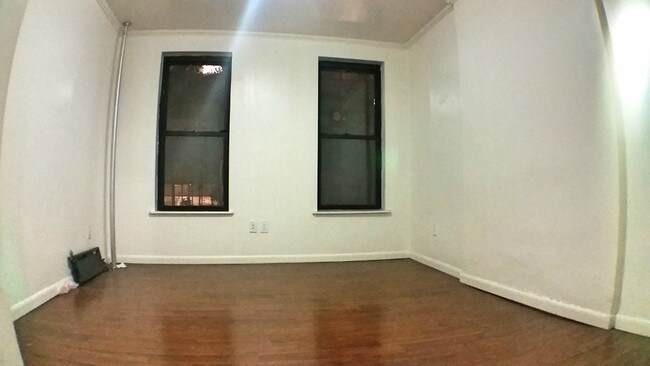 Foto del edificio - 501 1/2 E 83rd St