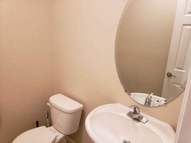 Foto del edificio - 4 BED 2.5 BATH TOWNHOME *SAVE ABOUT $200 IN ELECTRIC WITH THE SOLAR PANELS