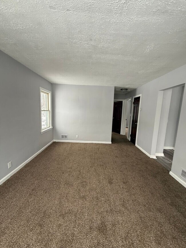 Building Photo - 2bd Single Lee/Harvard Vouchers Only