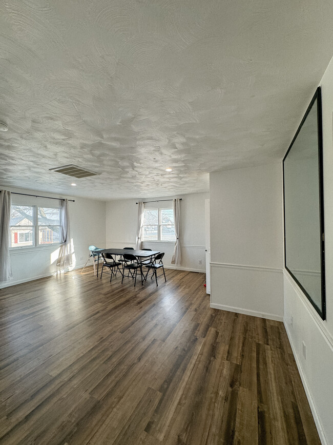 Foto del edificio - 203 E Poplar St
