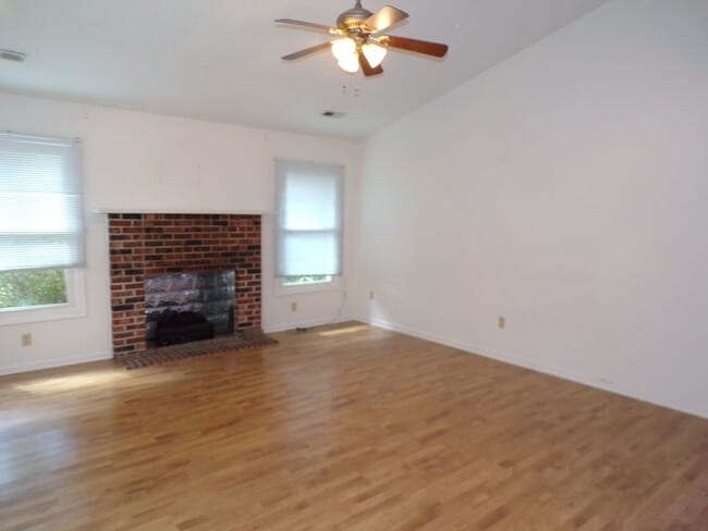 Building Photo - Nice 3 Bedroom 2 Bathroom House In South C...