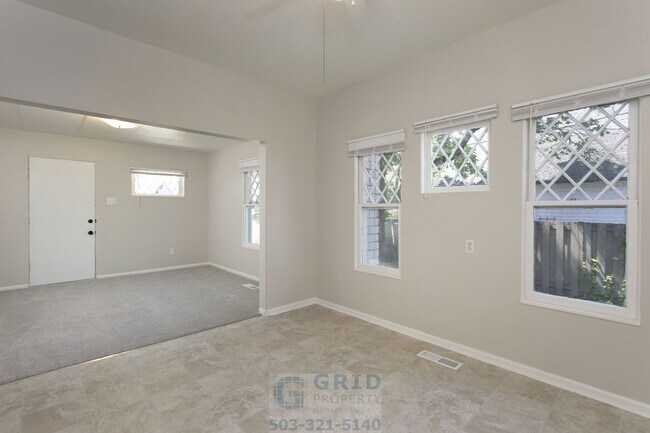 Foto del edificio - Charming 3 Bedroom Craftsman Home Available in SE Portland!