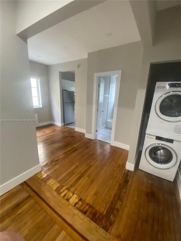 Primary Photo - 320 25th St