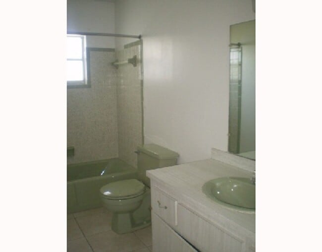 Building Photo - Affordable 3 bedroom 2 bath centrally located